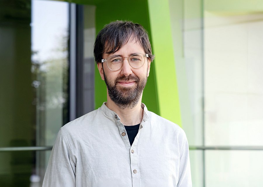 Herr Prof. Dr. Wenzel steht vor einem Gebäude der BUW