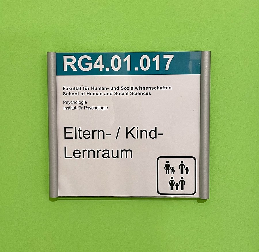 Zu sehen ist das Schild, welches vor dem Eltern-Kind-Lernraum angebracht ist. Auch die Raumnummer (RG4.01.017) steht dort