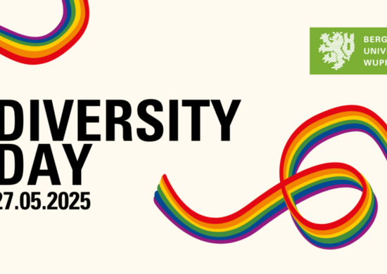 Poster der BUW zum Diversity Day. Neben dem Logo der BUW (Löwe und Name der Universität auf grünem Hintergrund) ist auch ein Regenbogen-Banner zu sehen. 