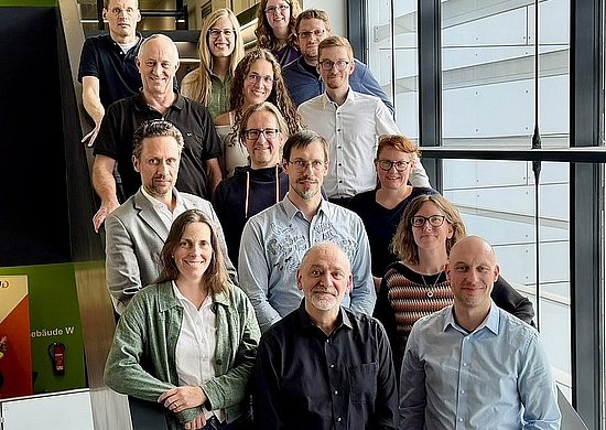 Einige Mitglieder des Zentrums stehen gemeinsam auf einer Treppe im Gebäude der BUW. Die 15 Professor*innen und ihre Teams forschen zukünftig gemeinsam im neu gegründeten Interdisziplinären Zentrum für zivile Sicherheitsforschung: (links von oben nach unten) Prof. Fabian Brännström, Prof. Armin Seyfried, Prof. Stefan Diestel, Prof. Anna Sieben, (Mitte von oben nach unten) Dr. Mira von der Linde, Dr. Francesca Müller, Prof. Lukas Arnold, Dipl.-Ing. Benjamin Dymel, Prof. Frank Fiedrich, (rechts von oben nach unten) Dr. Marloes Venema, Prof. Tibor Jager, Jakob Wieland, Prof. Nicola Fricke, Dr. Sylvia Bach und Prof. Meinald Thielsch. Das Foto entstand beim letzten Arbeitstreffen. Auf dem Bild fehlen: Prof. Anna Baumert, Prof. Maria Behrens, Prof. Roland Goertz, Prof. Peter Imbusch, Prof. Anke Kahl und Prof. Markus Zdrallek.