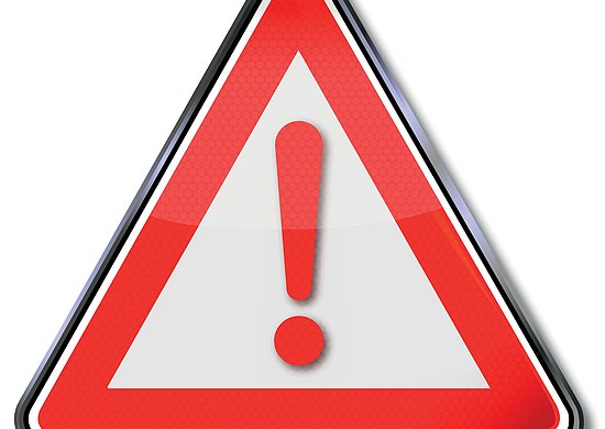 Ein Achtung-Schild mit einem roten Ausrufezeichen in der Mitte