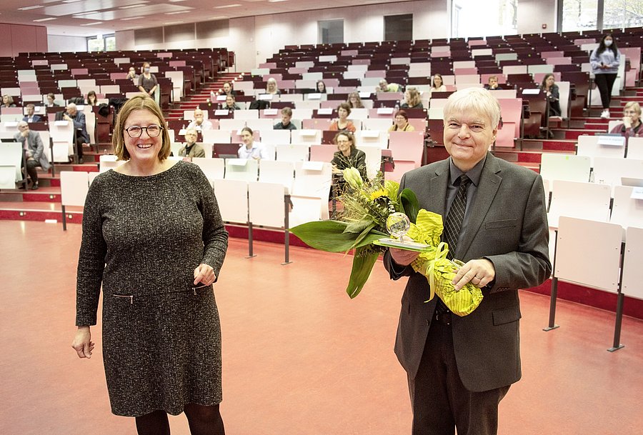  Prorektorin Prof. Dr. Cornelia Gräsel gratulierte in diesem Jahr Prof. Dr. Ralph Radach zur Auszeichnung mit dem Weltlöwen