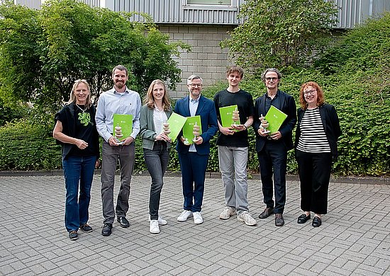 Bei der Vergabe des Lehrlöwen 2024 (v.l.n.r.): Uni-Rektorin Prof. Dr. Birgitta Wolff, die Preisträger*innen Dr. Björn Beele, Dr. Lisa Klümper, Dr. Antonius Weixler, Jacob Näckel und Prof. Dr. Andreas Kalweit sowie Prof. Dr. Susanne Buch, Prorektorin für Studium und Lehre. Alle Preisträger*innen halten eine Urkunde in den Händen